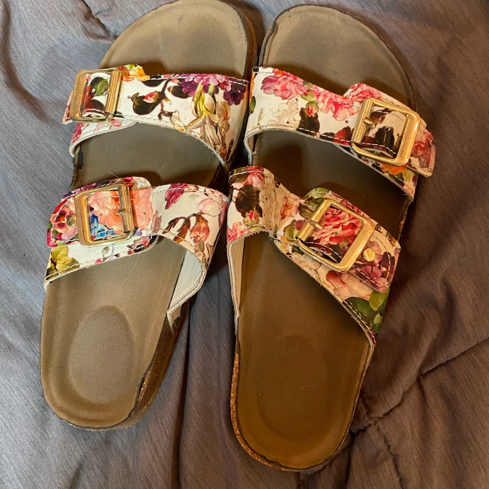 Floral sandals!